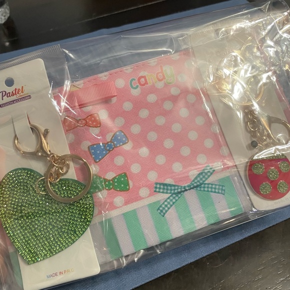 Cute Little Candy Makeup Pouch with 2 Bling Keychains - Picture 8 of 8